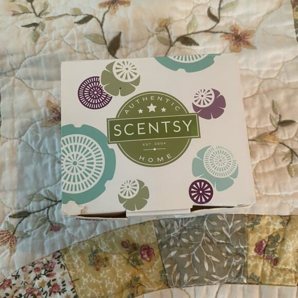 Scentsy Mini Diffuser Red Heart Shaped - Picture 1 of 4